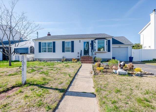 Property at 1550 6 St, West Babylon, NY 11704, 3 beds, 2.5 baths