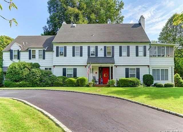 Property at 5 Kohlsaat Ct, Smithtown, NY 11787, 6 beds, 4.5 baths