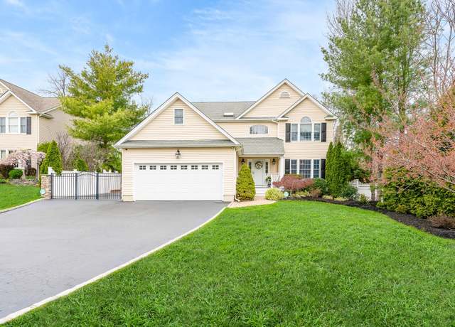 Property at 14 Franciscan Ln, Smithtown, NY 11787, 4 beds, 2.5 baths
