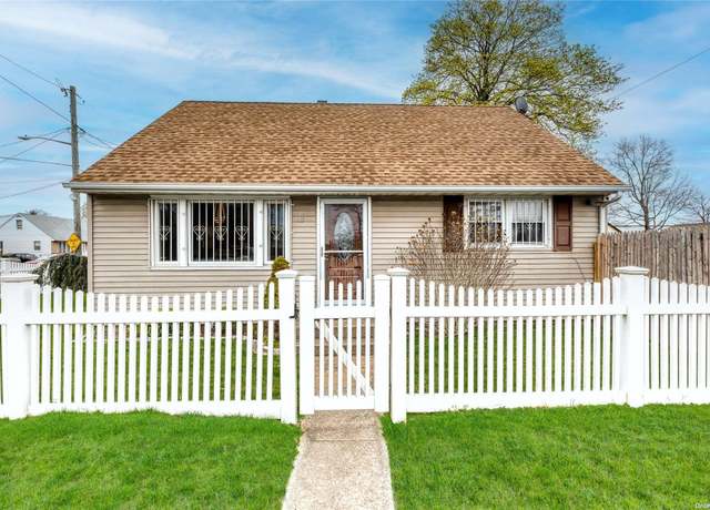 Property at 115 Great East Neck Rd, West Babylon, NY 11704, 3 beds, 1 bath