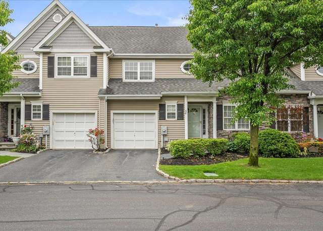 Property at 75 Paddington Cir, Smithtown, NY 11787, 3 beds, 2.5 baths