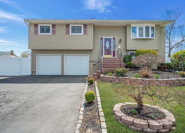 Property at 52 California Ave, Bay Shore, NY 11706, 3 beds, 2 baths