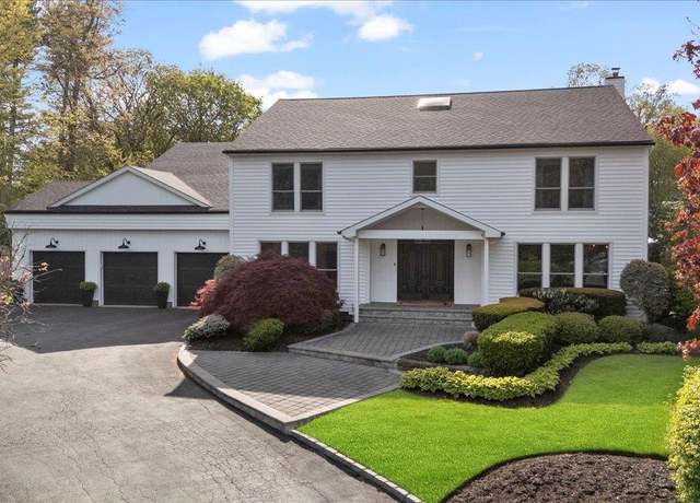 Property at 17 The Drawbridge, Woodbury, NY 11797, 6 beds, 5.5 baths