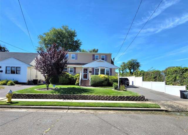 Property at 707 Pecan St, Lindenhurst, NY 11757, 5 beds, 3 baths