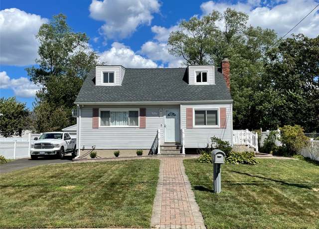 Property at 1727 Pine Grove Blvd, Bay Shore, NY 11706, 4 beds, 1 bath