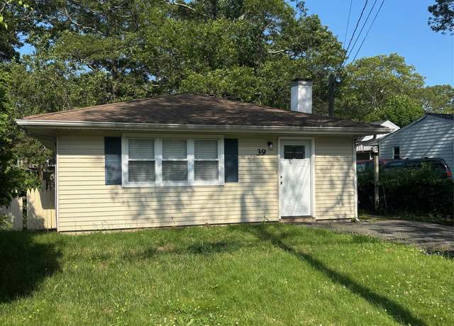 Property at 39 Stuyvesant Ave, Mastic, NY 11950, 3 beds, 1 bath