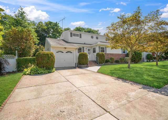 Property at 12 Willets Dr, Syosset, NY 11791, 4 beds, 2 baths