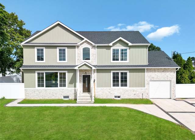 Property at 123 Cayuga Ave, Deer Park, NY 11729, 4 beds, 4.5 baths