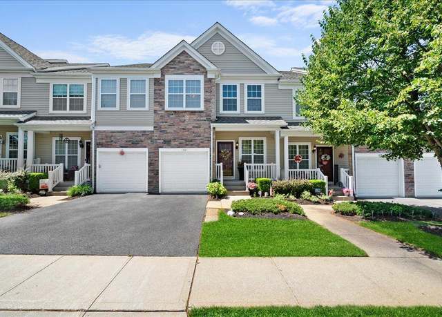 Property at 102 Paget Ln, Massapequa, NY 11758, 3 beds, 2.5 baths