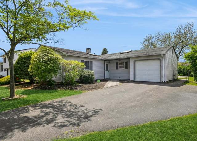 Property at 358 Greenbelt Pkwy, Holtsville, NY 11742, 3 beds, 1 bath