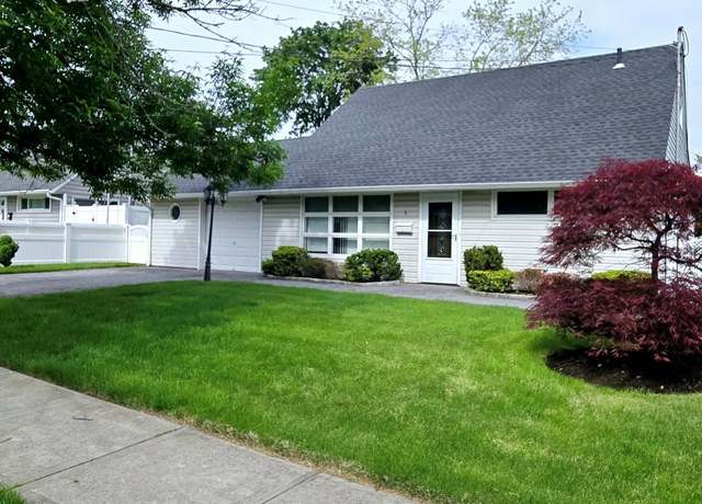 Property at 6 Arizona Ave, Syosset, NY 11791, 3 beds, 1.5 baths