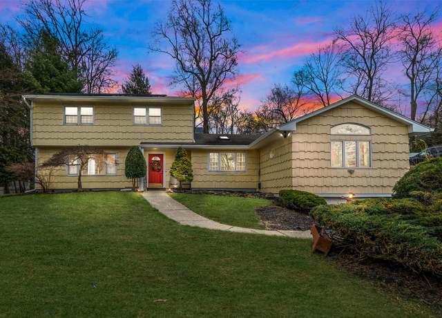 Property at 49 Southern Ln, Warwick, NY 10990, 5 beds, 2.5 baths
