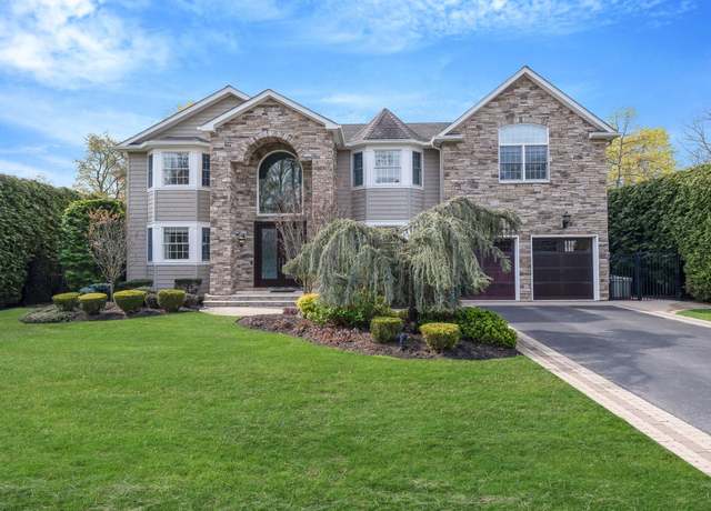 Property at 184 Hickory Ln, Smithtown, NY 11787, 5 beds, 4.5 baths