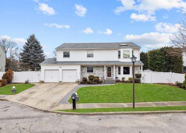 Property at 55 Waterman Ct, Babylon, NY 11702, 5 beds, 3 baths