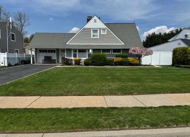 Property at 18 Ripple Ln, Levittown, NY 11756, 3 beds, 2 baths