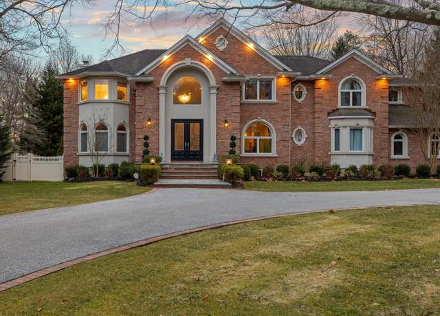 Property at 10 Red Maple Ln, Dix Hills, NY 11746, 6 beds, 4.5 baths