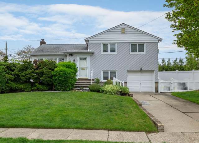 Property at 4031 Daleview Ave, Seaford, NY 11783, 3 beds, 1.5 baths