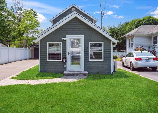 Property at 24 Willett Ave, Sayville, NY 11782, 2 beds, 1 bath