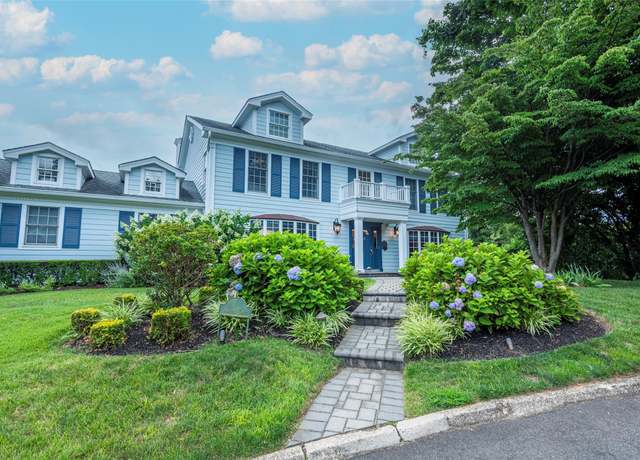 Property at 4 Grenfell Dr, Great Neck, NY 11020, 6 beds, 4.5 baths