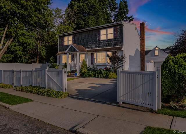 Property at 17 Woodcrest Rd, Hicksville, NY 11801, 4 beds, 2 baths