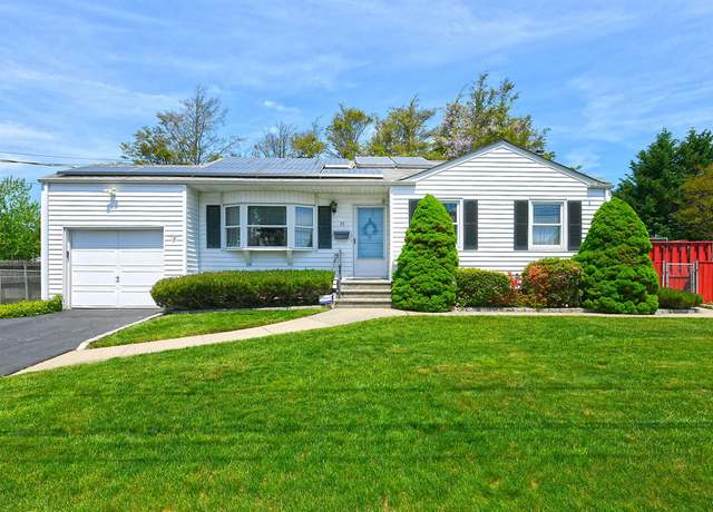 Property at 53 Hale St, Brentwood, NY 11717, 3 beds, 1 bath