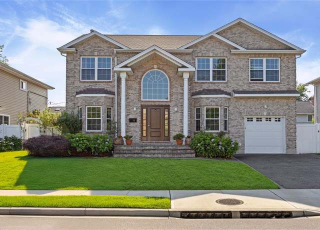 Property at 15 Southwood Cir, Syosset, NY 11791, 5 beds, 4 baths