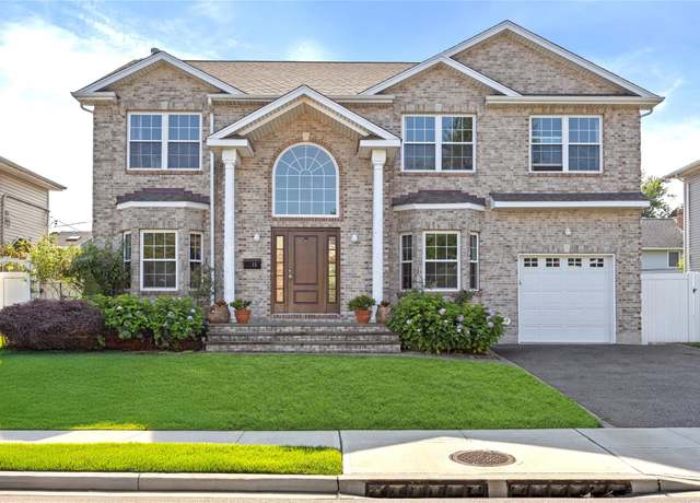 Property at 15 Southwood Cir, Syosset, NY 11791, 5 beds, 4 baths