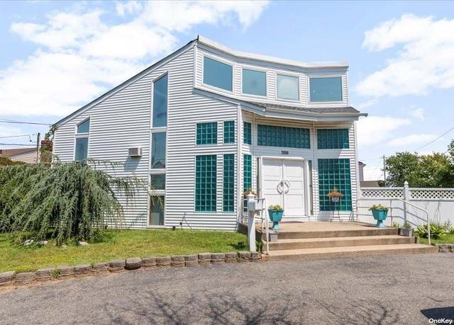 Property at 356 Granada Pkwy, Lindenhurst, NY 11757, 6 beds, 3.5 baths
