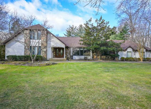 Property at 300 Annandale Dr, Oyster Bay, NY 11791, 5 beds, 5 baths