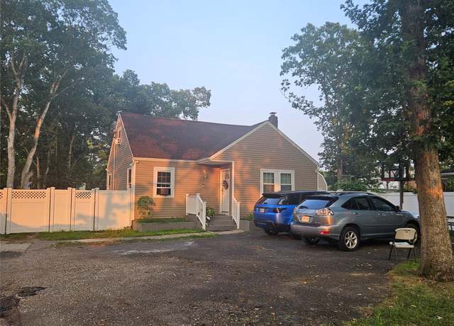 Property at 1681 Manatuck Blvd, Bay Shore, NY 11706, 5 beds, 3 baths