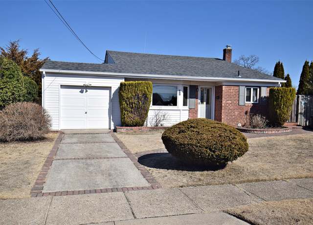 Property at 123 Willard Ave, Farmingdale, NY 11735, 3 beds, 1.5 baths