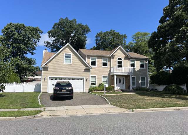 Property at 5 Pine St, Plainview, NY 11803, 5 beds, 2.5 baths