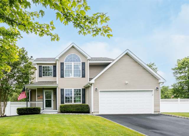 Property at 6 Danamarie Ln, East Patchogue, NY 11772, 3 beds, 2.5 baths