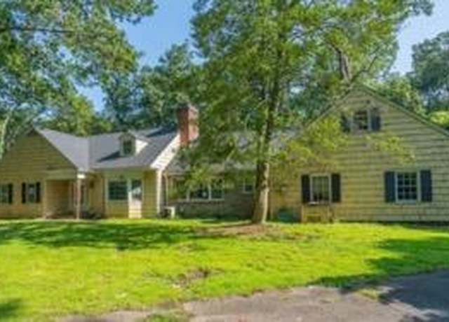 Property at 19 E Gate Rd, Lloyd Harbor, NY 11743, 4 beds, 3.5 baths