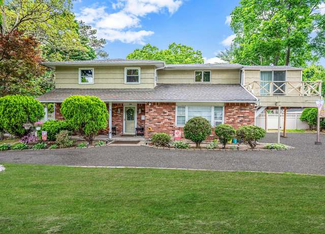 Property at 40 Monroe Ave, Brentwood, NY 11717, 5 beds, 3.5 baths