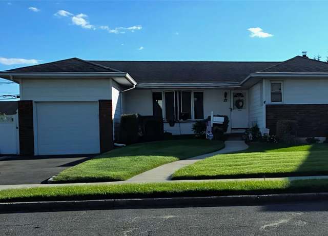 Property at 22 Berkshire Rd, Bethpage, NY 11714, 3 beds, 2 baths