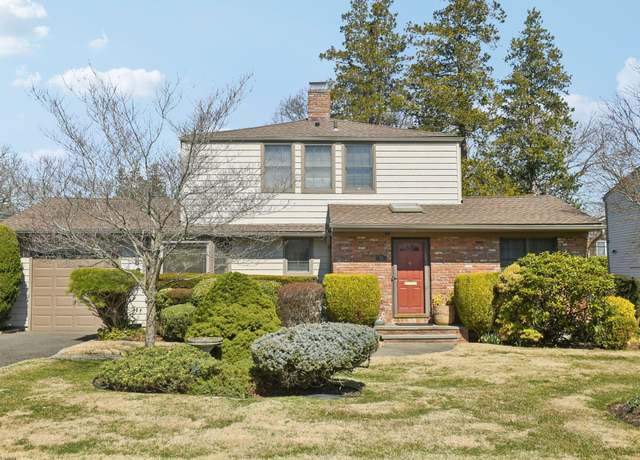 Property at 74 Argyle Rd, Albertson, NY 11507, 4 beds, 1.5 baths