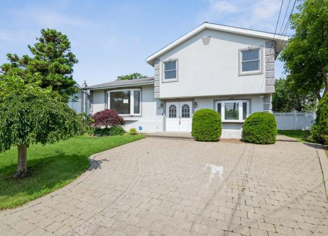 Property at 18 Oxford Rd, East Rockaway, NY 11518, 3 beds, 2.5 baths