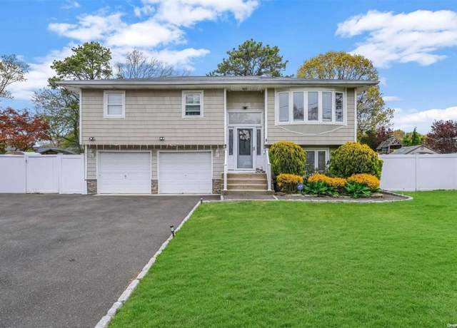 Property at 59 E Appel Dr, Shirley, NY 11967, 5 beds, 3 baths