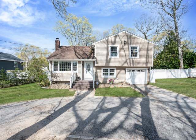 Property at 29 Wyandanch Blvd, Smithtown, NY 11787, 3 beds, 1.5 baths