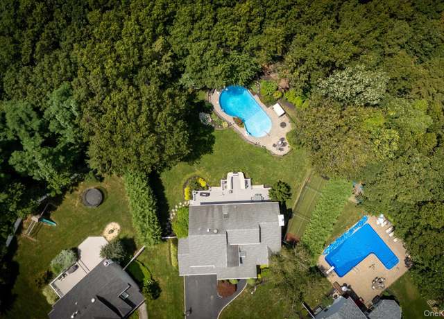 Property at 5 Cameron Ct, Commack, NY 11725, 4 beds, 2.5 baths