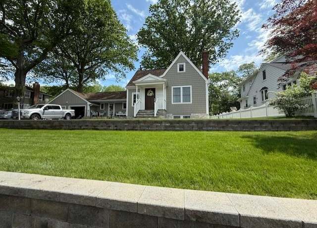 Property at 284 Warren Ave, Hawthorne, NY 10532, 4 beds, 2 baths