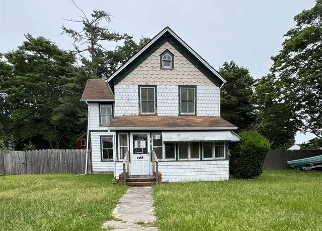 Property at 21 Lake Ave, Center Moriches, NY 11934, 6 beds, 3 baths