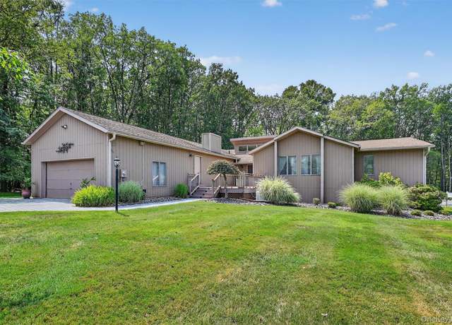Property at 31 Highland View Pl, Middletown, NY 10940, 4 beds, 3.5 baths