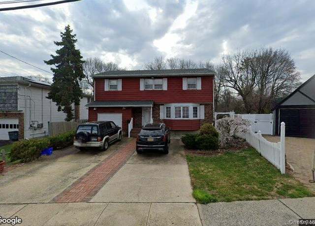 Property at 1014 Kings Pkwy, North Baldwin, NY 11510, 4 beds, 2.5 baths