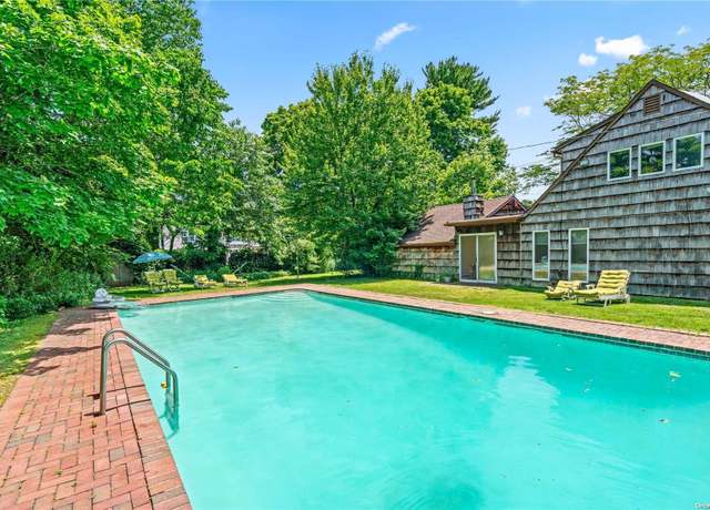 Property at 1 Snapdragon Ln, Roslyn Heights, NY 11577, 6 beds, 3 baths