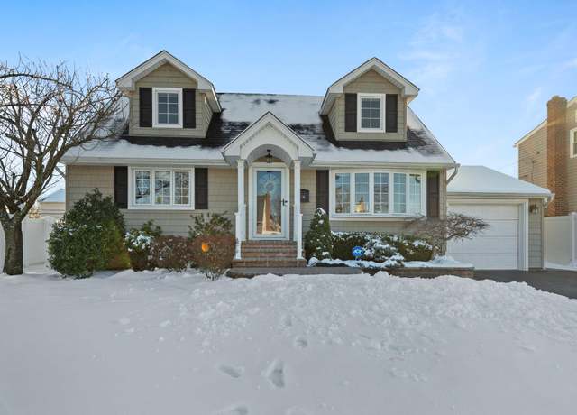 Property at 38 Fordham Ave, Hicksville, NY 11801, 4 beds, 2 baths