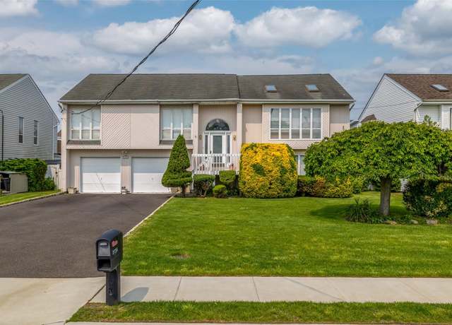 Property at 2724 Beaver Turn, Seaford, NY 11783, 4 beds, 3 baths
