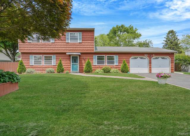 Property at 86 Rustic Ave, Medford, NY 11763, 3 beds, 1.5 baths