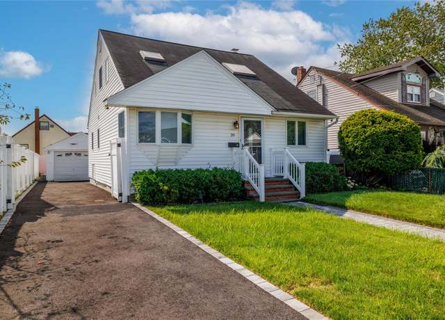Property at 39 E Hollywood Ave, Lindenhurst, NY 11757, 2 beds, 1.5 baths